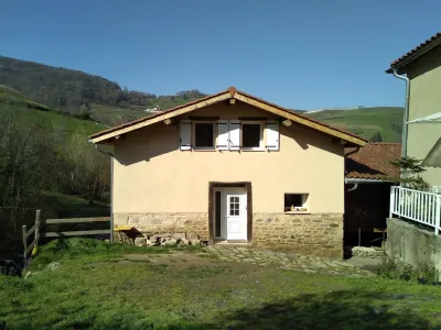 Renovated farmhouse in a hamlet in the Monts du Lyonnais region, close to the town centre.