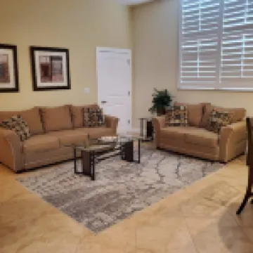 Beautiful Venice Island Apartment right on Venice Ave. - Shop, Beach & Eat!