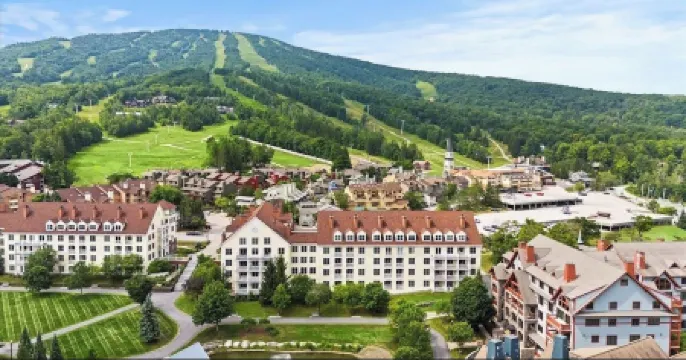 Steps to Stratton Village, Lifts! Duplex Condo!