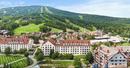 Steps to Stratton Village, Lifts! Duplex Condo! Отели рядом с достопримечательностью «Stratton Mountain»