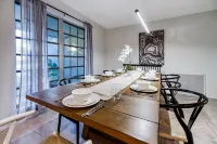 Tropical Oasis with Heated Salt Water Pool & Bar!