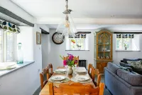 Courtyard Cottage Luxury Thatched Home Sleeps 4  (Pet Friendly) Near Gastro Pub