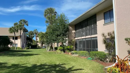 2 bedroom apartment with loft on the beach