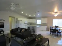 Large Home 3/3 plus Bonus Rm, 14' Pool & Jacuzzi, close to Downtown Joshua Tree
