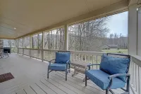 Creekside, pet friendly, wrap-around porch, minutes to downtown Hayesville!
