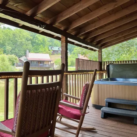 Fishing Pond, Wifi, Corn Hole, Easy Roads, Hot Tub, Fire Pit, Dog Friendly!