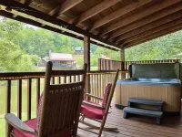 Fishing Pond, Wifi, Corn Hole, Easy Roads, Hot Tub, Fire Pit, Dog Friendly!