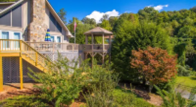 Luxury Mountaintop Views with Hot Tub - 1 min to town
