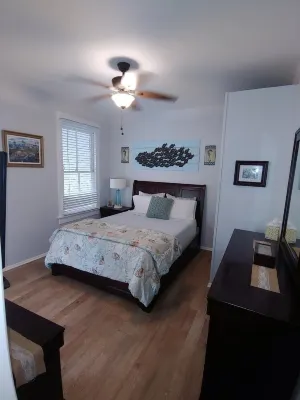 Uptown Classic Bungalow Walk to Castillo de San Marcos, Ripley's, Restaurants!!!