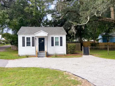 Cheerful tiny home by the Bay Hotels in der Nähe von Spanish Moss Trail