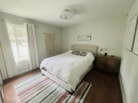 FAMILY FRIENDLY LAKE HOUSE WITH FABULOUS SCREENED PORCH Hotels in Clark County