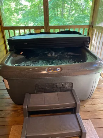 Couples Getaway! Private, Romantic, Cabin with Jacuzzi & Hot Tub in Gatlinburg