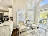 Welcome to Our Spacious 3,000 Sqft Home with a Main Floor Master. Hotel a Lenexa