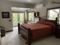Entire guesthouse, quiet wooded area of Cocolalla 미러 호 주변 호텔