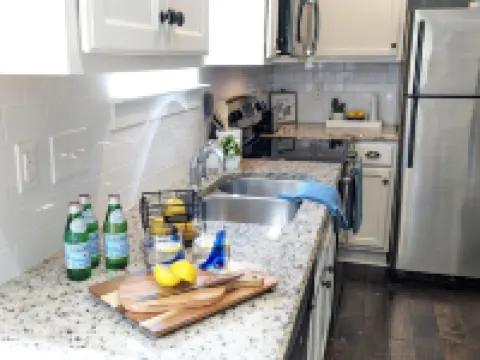 Tiny Cottage w/Private Workspace in the Heart of Davidson! Ξενοδοχεία στην πόλη Davidson