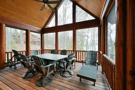 Custom-Bulit Log Cabin Family Friendly home on Round Lake, close to trails!