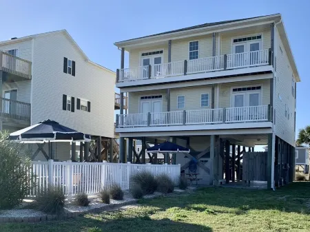 Beautiful!-Heated Saltwater Pool!-Ocean Views!-2nd Row 5Br/4+2 Half BA-Elevator!