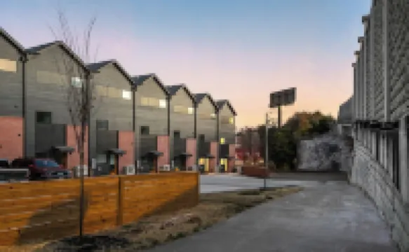 Vibrant townhome near downtown, breweries & campus
