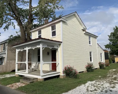Dollhouse in Central Historic St Michaels Hotels in Saint Michaels
