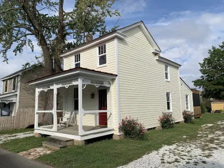 Dollhouse in Central Historic St Michaels