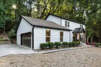 Your Dream Getaway is Only Minutes Away From Historic Roswell! Hotels near Hembree Park