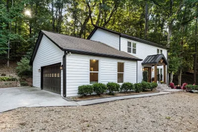 Your Dream Getaway is Only Minutes Away From Historic Roswell! Hotels near Chattahoochee Nature Center