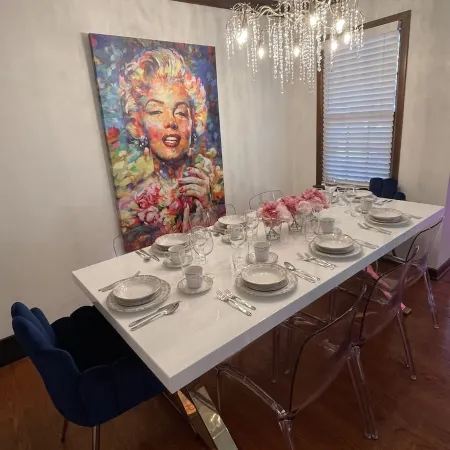 Luxurious Marilyn’s Mansion in the heart of Springfield!