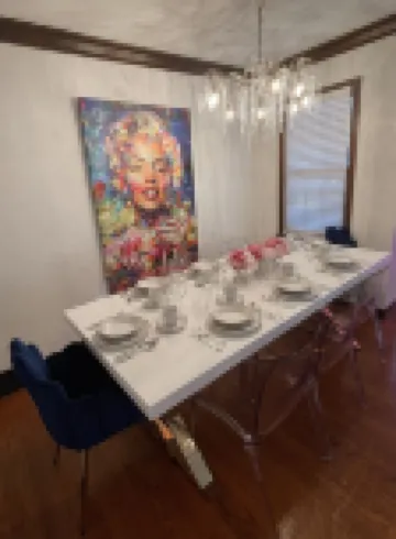 Luxurious Marilyn’s Mansion in the heart of Springfield!
