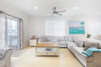 Sunrise on Sunset: 5 bed/5 bath sleeps 16 with a heated pool!