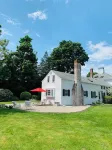 Heart of downtown, walk to harbor, Martha’s Vineyard ferry, bikeway and beach!