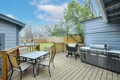 Daydreams on Elm - Walk to at&T, Free Parking, Globe Life, Fire Pit