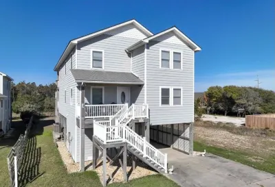 Beachside Breeze! 5 BR 3 BA beach paradise! Hotels near Sunsations