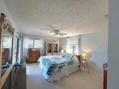 🌺DEAL- NEW RENTAL- Sea Woods- Beach, Patio, pools Walking Paths, Gym, Pets ok