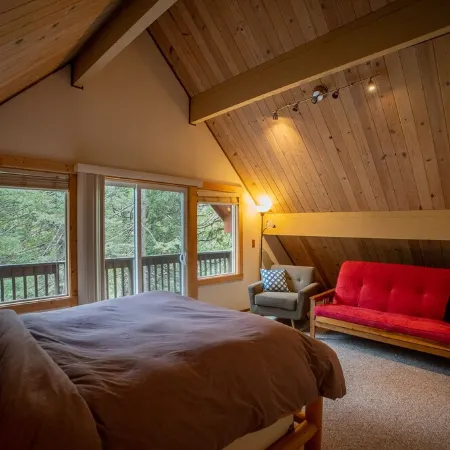 Cedar Retreat with Hot Tub, Sauna & Lake Access