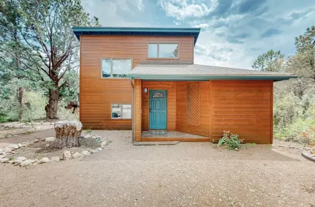 This loft style home is a perfect romantic getaway! Near to shopping and hiking! Отели рядом с достопримечательностью «Часовня святого Креста»