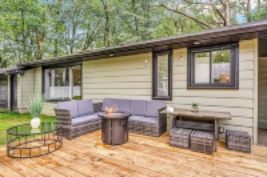 Cozy Ranch by the Lake w/Hot Tub in the Mountains