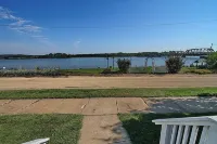 Riverside cozy 4-bedroom house in charming Sabula with WiFi, AC