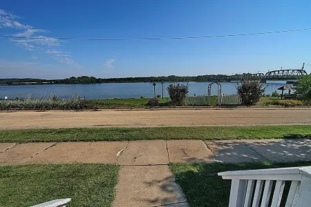 Riverside cozy 4-bedroom house in charming Sabula with WiFi, AC