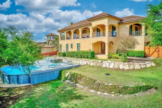 Private Gated Villa with hot tub, pool & ENDLESS VIEWS!