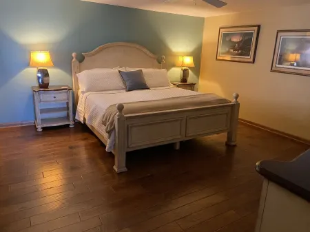 E&K Harbor Inn 1 bedroom Suite on lake Michigan in downtown Baileys Harbor