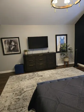 Super Clean Comfortable Townhome -Sleeps 6-Home Away From Home!