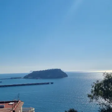 Apartment with free parking and sea view