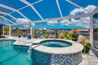 Fun'n Sun-Charming 3 BR/3 baths waterfront villa- pool, spa, dock, fishing poles
