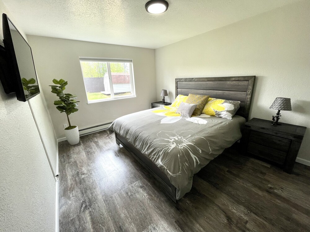 Entire home remodeled & 1 mile to Kenai River & 1/2 block to Peninsula Hospital Hotels in Soldotna