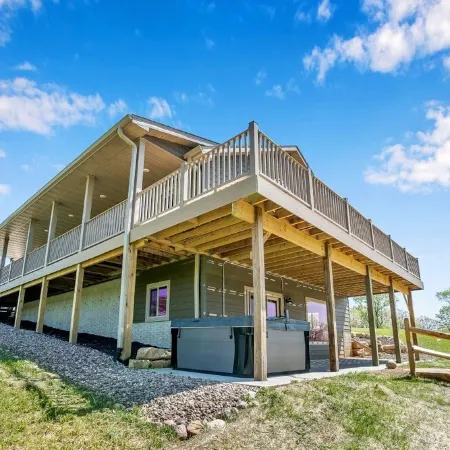 The Bridgeview Lodge  Hot Tub + Incredible Mississippi River Views & Sunsets