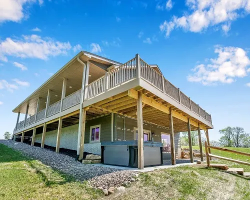 The Bridgeview Lodge  Hot Tub + Incredible Mississippi River Views & Sunsets Hotels in Freeman