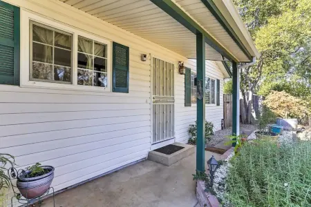 Hidden Charm- 3 bed-2 Bath, Pool & Game room