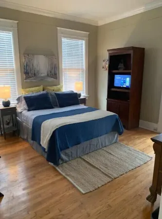 Charming 2 bed-room apartment in heart of town