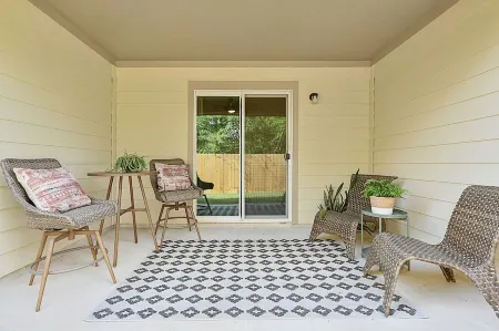 Cozy & convenient to TAMU, the Brazos County Expo, & Legends!