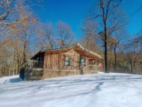 Stunning  Cabin. On a Mountain Ridge! Perfect vacation getaway for all ages! Hotels in Izard County